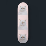 Skate Retrato De Gato Branco Cinza-Rosa-Cor-De-Rosa-Rosa<br><div class="desc">Este design giro e fofinho é perfeito para o amante do gatinho. Ele apresenta um gatinho branco e liso, pintado à mão, do Himalaia, com olhos azuis brilhantes sobre um simples fundo rosado. É um design moderno, adorável, artístico, e moderno animal. ***NOTA DE DESIGN IMPORTANTE: Para qualquer solicitação de design...</div>