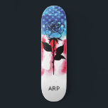 Skate *~* ROSA Militar Bandeira Azul<br><div class="desc">*Energeticamente Avançado / imbui uma ROSA STEM LONG na bandeira americana * Bandeira Americana Patriótica com uma silhueta de ROSA q LONG STEM. . Este design apresenta a bandeira americana Flag American também conhecida como Velha Glória e Estrelas e Stripes. Esta design de Bandeira Americana de Aquarela inclui as cores...</div>