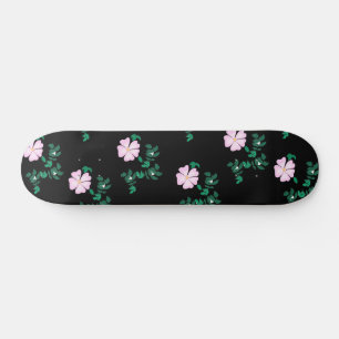 Skate Rosa Selvagem - Padrão Floral no Fundo Negro