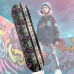 Skate Rosas roxas pela janela - estilo gótico<br><div class="desc">Para todos os fãs e amantes góticos de rosas - belos rosas roxos em uma janela. Arte IA digital. Tabuleiro único!</div>