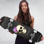 Skate Rosas Roxos do Crânio Gótico Personalizados<br><div class="desc">Este skate é a combinação perfeita entre estilo e desempenho. O fundo escuro e o crânio gótico com design de rosa de púrpura acrescenta um aspecto único e sujo à sua viagem. Personalize com seu nome.</div>