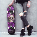 Skate Rosas Roxos Escuros do Caveira Gótica Personalizad<br><div class="desc">Este skate é perfeito para qualquer um que ama o olhar único e misterioso da moda gótica. Design do crânio gótico floral e rosas roxos escuros são atraentes para os olhos e certamente fazem uma declaração. O fundo escuro e o crânio gótico com design de rosa de púrpura acrescenta um...</div>