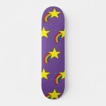 Skate roxo com arco-íris e estrelas amarelas