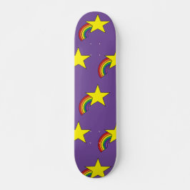 Skate roxo com arco-íris e estrelas amarelas