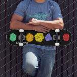 Skate RPG Gaming Dice, Conselho, Jogos Fantásticos Perso<br><div class="desc">Este skate tem ilustrações coloridas de dados do estilo de jogos de fantasia com dados de 4 lados,  12 lados e 20 lados. Abaixo do gráfico está um ponto para adicionar um nome ou outro texto personalizado. Perfeito para fãs de diferentes jogos RPG e jogos de conselho.</div>