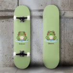 Skate Sapo<br><div class="desc">Um skate verde com uma ilustração de um sapo fofo no seu lago e um texto personalizável abaixo: um presente perfeito para uma criança! Você também poderia usá-los para decoração domiciliar ou para se divertir durante suas sessões de skate!</div>