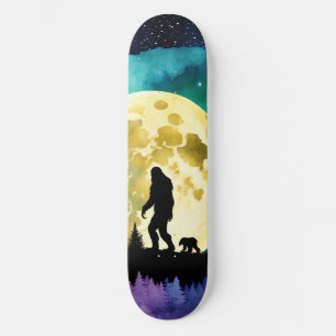 Skate Sasquatch e Urso caminhando na montanha