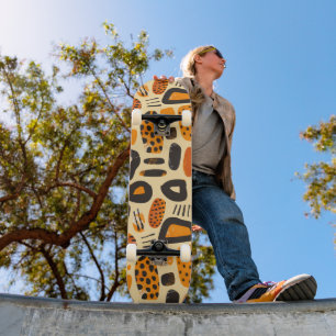 Skate "Savanna Pop: Tribal Vibes em Laranja e Negro"