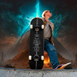 Skate Seu nome como Glifos de Alienígena<br><div class="desc">Transforme seu nome em arte minimalista de ficção científica. Crie um design gráfico preto e branco legal que se pareça com glifos de alienígena quando visto verticalmente, mas revele seu texto personalizado espelhado quando lido horizontalmente. Experimente com seu nome, frase favorita ou palavra especial. ♡ Idyllfire</div>