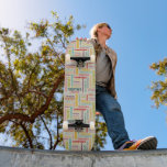 Skate Seu nome (Comprimento Médio) está por toda parte<br><div class="desc">Crie um skate extremamente personalizado. O seu nome personalizado aparece em todo este skate numa colagem de diferentes tipos de letra e estilos de letra. A inscrição em vermelho, amarelo, laranja, verde limão, turquesa, rosa e roxo é colocada sobre um fundo de cor clara ou creme. Este estilo é ideal...</div>