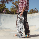 Skate Seu nome (curto) está por aqui<br><div class="desc">Crie um skate extremamente personalizado. O seu nome personalizado aparece em todo este skate numa colagem de diferentes tipos de letra e estilos de letra. A inscrição a preto é colocada sobre um fundo branco. Este estilo é ideal para nomes de comprimento mais curto de até 4 letras para nomes...</div>
