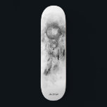 Skate *~* Shamanic Dream Catcher Tribal Shaman Sagrado<br><div class="desc">* Western BOHO American Watercolor Abstrato Dream Catcher Journey com adoráveis penas como símbolo Shamanic para um Nativo Americano Healer Espiritual ou design BOHEMIAM. * . *** As cores são BRANCO PRETO e cinza. Este abstrato de caça e penas modernas, criativas de vassoura e enraizadas no espírito, popular, será muito...</div>