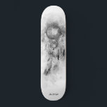 Skate *~* Shamanic Dream Catcher Tribal Shaman Sagrado<br><div class="desc">* Western BOHO American Watercolor Abstrato Dream Catcher Journey com adoráveis penas como símbolo Shamanic para um Nativo Americano Healer Espiritual ou design BOHEMIAM. * . *** As cores são BRANCO PRETO e cinza. Este abstrato de caça e penas modernas, criativas de vassoura e enraizadas no espírito, popular, será muito...</div>