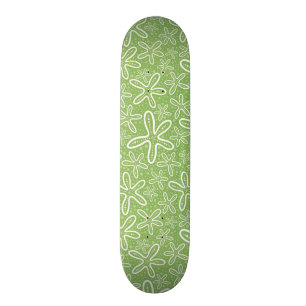 Skate Shell modela no fundo manchado