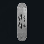 Skate Silver Glitter Sparkle Eyelashes Monograma<br><div class="desc">Folha de Silver Faux Folha Metálica Glitter Esmagado Monograma Metálico Nome e Eyelashes Iniciais (Lashes), Extensões de Eyelash e Painéis de Olhos. Isto faz o doce e perfeito aniversário de 16 anos, casamento, chá de panela, aniversário, chá de fraldas ou presente de festa de solteira para alguém que decorou o...</div>