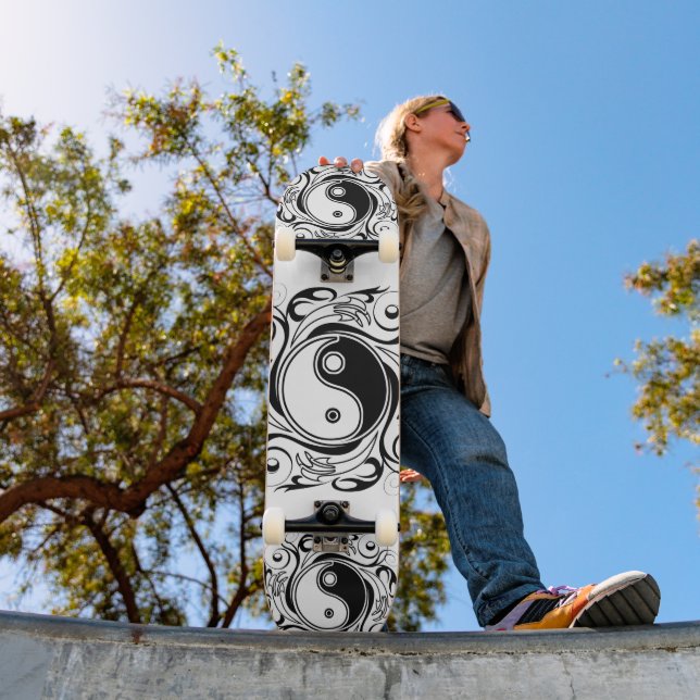 Skate Símbolo Yin & Yang Estilo de Tatuagem Preto e Bran (Ao ar livre 1)