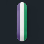 Skate Sinalizador Suffragette<br><div class="desc">Esta design apresenta a bandeira do movimento sufragista, que no século 20 lutou pelo direito de voto nas eleições públicas, conhecido como sufrágio feminino. O termo "sufragette" foi cunhado para menosprezar o movimento, mas as mulheres envolvidas logo aceitaram e abraçaram o novo nome como sinal de sua recusa em aceitar...</div>