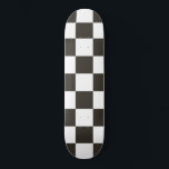 Skate Sinalizador verificado (preto e branco) (Padrão do<br><div class="desc">Este design apresenta um sinalizador de verificação preto-e-branco que é normalmente usado em corridas motoras para indicar o acabamento. O sinalizador é frequentemente associado ao vencedor de uma corrida, já que eles são os primeiros a passar pelo sinalizador controlado. O padrão também pode ser visto como influenciado por um tabuleiro...</div>