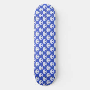 Skate Skatedeck azul com crânios brancos