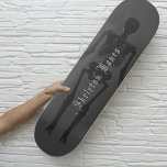 Skate Skeleton Gótico Personalizado<br><div class="desc">Libere o rebelde interno com este skeleton preto e cinza. Não é qualquer conselho,  merece seu nome nele. Então,  vá em frente e faça a próxima volta.</div>