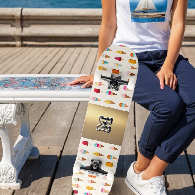 Skate Sorvete Lollies Monogramas Retro Diversão Costeira (A cool skateboard patterned with ice cream cones and lollies, with stylish monogram on faux gold)