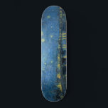 Skate Starry Night Over the River Rhone (por van Gogh)<br><div class="desc">Esta design apresenta uma pintura do artista Poste-impressionista holandês Vincent van Gogh (1853-1890), que é amplamente reconhecido como uma das figuras mais influentes da história da arte ocidental. É uma pintura paisagística que mostra a cidade francesa de Arles à noite na margem do rio Rhône. A cena escolhida por van...</div>