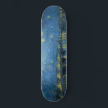 Skate Starry Night Over the River Rhone (por van Gogh)<br><div class="desc">Esta design apresenta uma pintura do artista Poste-impressionista holandês Vincent van Gogh (1853-1890), que é amplamente reconhecido como uma das figuras mais influentes da história da arte ocidental. É uma pintura paisagística que mostra a cidade francesa de Arles à noite na margem do rio Rhône. A cena escolhida por van...</div>