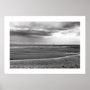 Skate surfando na praia poster preto e branco