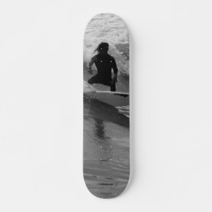 Skate Surfar Na Escala De Cinza Das Ondas