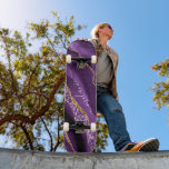 Skate Tabuleiro com Largura Dourada Roxo com Nome Person<br><div class="desc">Painéis com Agate Purple Violet Glitter Geode Dourado Nome Personalizado do Sparkle Marble Personalizado Birthday - Aniversário Gift do Skateboard - Adicione seu nome - Texto ou Remover - Faça seu presente especial - Redimensione e mova ou adicione texto / elementos com a ferramenta Personalização. Escolha fontes / tamanho /...</div>