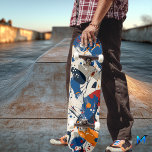 Skate Tabuleiro de Abstrato Moderno - Orgânico Negrito<br><div class="desc">Este skate apresenta um design abstrato moderno com formas orgânicas fluentes e cores ousadas como azul,  laranja e branco. Ideal para skatistas que apreciam a expressão artística,  este andar unisexo combina movimento e estilo vibrante para um olhar de destaque em cada passeio.</div>