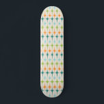 Skate Tabuleiro Geométrico de Starbursts Vintage<br><div class="desc">Vintage. Geometria. Estrelas. Se você ama qualquer uma dessas palavras, este quadro de Skateboard Vintage Geométrico Starbursts é para você. Este design moderno de meio século de apresenta um fundo creme com filas de tartaruga, verde limão, laranja e rajadas de estrelas. Este design de modelo é muito parecido com o...</div>
