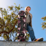 Skate Tabuleiro preto-e-Dourado, cor-de-rosa-abstrato<br><div class="desc">Skate. Apresentado em um design cor-de-rosa escuro, preto e ouro pronto para você personalizar. ✔ NOTA: APENAS MUDE AS ÁREAS MODELO NECESSÁRIAS! 😀 Se necessário, você pode remover o texto e começar a adicionar o texto e a fonte que quiser. 📌 Se você precisar de mais personalização, clique no botão...</div>