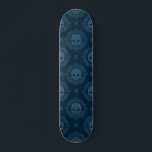 Skate Teal Victorian Gothic Skull e Monograma Minimalist<br><div class="desc">Este skate elegante com padrão de crânio vitoriano e monograma personalizado daria um presente maravilhoso para alguém que ama coisas góticas! Adicione facilmente a inicial desejada clicando na opção "personalizar este modelo".</div>