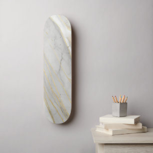 Skate Textura de Mármore Carrara com Veias Douradas