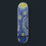 Skate The Starry Night (Vincent van Gogh) (Famosa Arte)<br><div class="desc">Este design apresenta uma famosa pintura do pintor holandês Poste-impressionista Vincent van Gogh (1853-1890). Ele mostra a visão da janela voltada para leste da sua sala de asilo em Santo-Rémy-de-Provence, pouco antes do nascer do sol; van Gogh também acrescentou uma vila imaginária ao local. "A Noite Estrelada" é uma das...</div>
