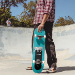Skate Tigre preto e branco sobre o chá personalizado<br><div class="desc">Este legal skate de cor azul-lacrimejante tem uma ilustração de um tigre branco com listras pretas. Este conselho está pronto para ser personalizado com um nome ou outro texto em letras brancas contra fundo preto.</div>