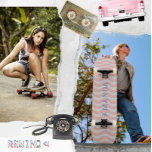 Skate tiras de ranhura de tripia retro-estética personal<br><div class="desc">o modelo retro estético trendy trippy wavy stripes skate em cor-de-rosa e branco para ela é seu nome personalizado em letras arrojadas e desagradáveis. design com uma moderna estética contemporânea e uma psicodélica vintage com 60 e 70 anos, legal, trivial, moderna, divertida e surpreendente. Obtenha a design minimalista e maximalista...</div>