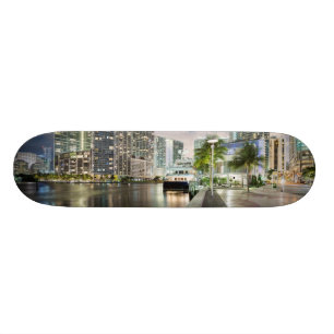 Skate Torres iluminadas no beira-rio do rio de Miami