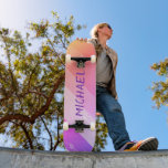 Skate Traços Legal do Pincel Roxo do Nome Personalizado<br><div class="desc">Nome Personalizado Pincel Legal Retroativo Pincéis Roxo O skate apresenta seu nome personalizado em um plano de fundo de traçado de pincel retroativo em laranja, rosa e roxo. Personalize editando o texto na caixa de texto fornecida. Dê um presente personalizado, skate personalizado para seu skate favorito no Natal, aniversário ou...</div>