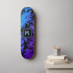 Skate Trendência legal da folha de ombre azul monograma<br><div class="desc">Traga um pouco dos trópicos da selva para as ruas de sua cidade sempre que você usa skate legal, chic, moderno esportes de um monograma escrito à mão sobre um padrão gráfico de folha de palma de uma série vívida, azul e violeta roxa de gradação vívida. Faz uma declaração divertida...</div>