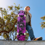 Skate Trendência legal da folha de ombre roxa, rosa-quen<br><div class="desc">Traga um pouco dos trópicos da selva para as ruas de sua cidade sempre que você usa skate legal, chic, moderno esportes de um monograma escrito à mão sobre um padrão gráfico de folha de palma de uma vitória, rosa quente afrodescendente e roxo gradações em preto. Faz uma declaração divertida...</div>