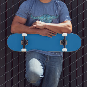 Skate um fundo azul com um relógio preto e branco