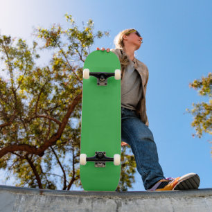 Skate um fundo verde com borda branca