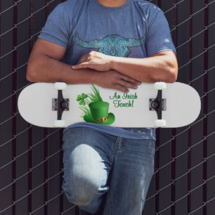 Skate Um Toque Irlandês Chapéu de Leprechaun no Trevo na