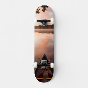 Skate Uma canoa repousa na margem do lago Pawtuckaway