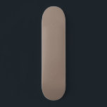 Skate uma parede marrom com um relógio<br><div class="desc">A imagem é um close-up de uma parede bege,  que parece fazer parte de um prédio. A parede é lisa e tem uma textura uniforme,  dando-lhe uma aparência simples e clara.</div>