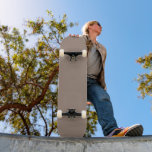 Skate uma parede marrom com um relógio<br><div class="desc">A imagem é um close-up de uma parede bege,  que parece fazer parte de um prédio. A parede é lisa e tem uma textura uniforme,  dando-lhe uma aparência simples e clara.</div>