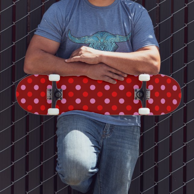 Skate Vermelho e Rosa Sobre Desenho de Bolinhas Marrom  (Ao ar livre 3)