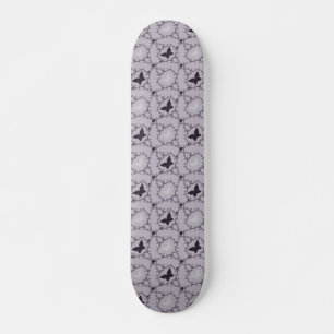 Skate Violeta roxa e borboletas brancas